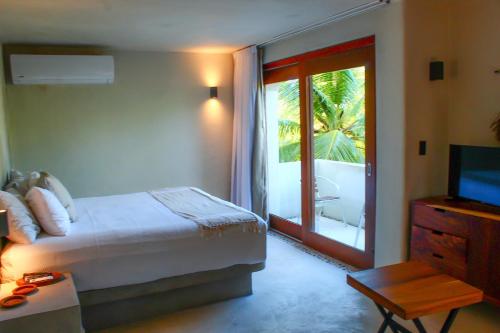 En eller flere senge i et værelse på Delos Luxury Villa