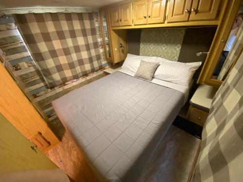 Un pat sau paturi într-o cameră la Caravana RV