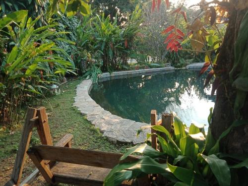Jardín al aire libre en NonKan HomeStay นอนกาญจน์ โฮมสเตย์