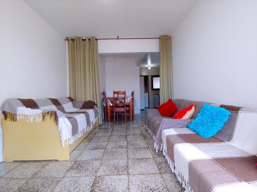 sala de estar con 2 sofás y sofá en Ótimo apartamento na Prainha Torres/RS, en Torres