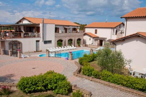 Výhled na bazén z ubytování Borgo Valmarina nebo okolí