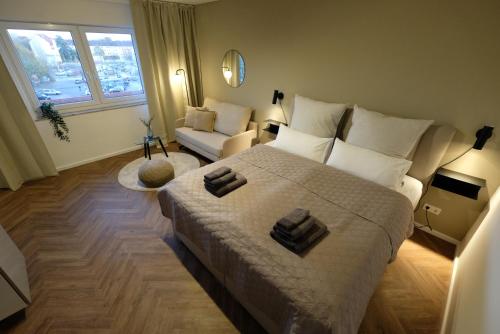 - une chambre avec un grand lit et un canapé dans l'établissement Port 3 - Exklusives City Apartment, à Bremerhaven