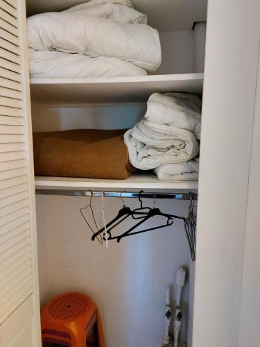 un placard rempli de nombreuses serviettes et oreillers dans l'établissement studio à l'océan au dessus des pins (plage & commerces à pied), à Seignosse