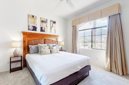 biała sypialnia z dużym łóżkiem i oknem w obiekcie Sunny Days Retreat Permit# 260,042 w mieście La Quinta