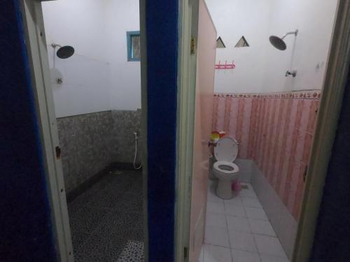Ένα μπάνιο στο OWL HOSTEL Karimunjawa