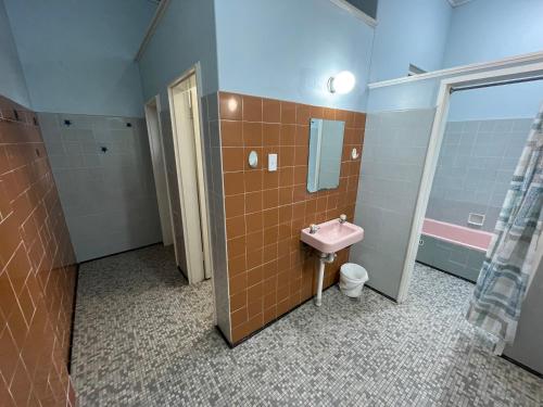 Vonios kambarys apgyvendinimo įstaigoje Royal Hotel Motel Scone