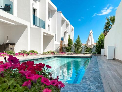 Πισίνα στο ή κοντά στο New Modern Deluxe Apartment in Kallithea