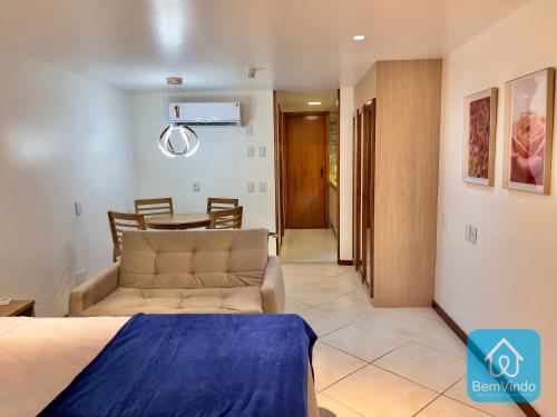 1 dormitorio con sofá y mesa en una habitación en Apartamento Completo com píer e acesso ao Mar 3, en Salvador