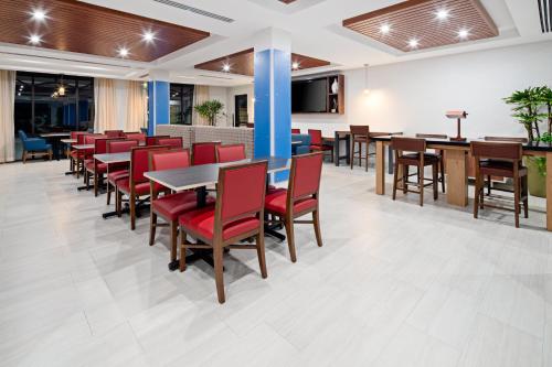 Um restaurante ou outro lugar para comer em Holiday Inn Express Hotel & Suites Atascadero, an IHG Hotel