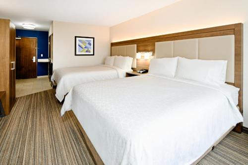 two beds in a hotel room at Holiday Inn Express Hotel & Suites Atascadero by IHG in Atascadero