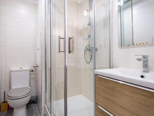 A bathroom at Appartement Méribel, 2 pièces, 6 personnes - FR-1-355-201