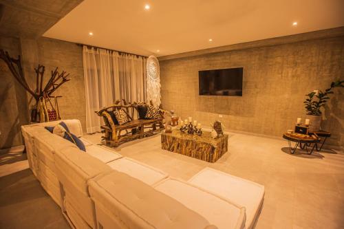 a living room with a couch and a coffee table at Sea La Vie in San Bernardo del Viento