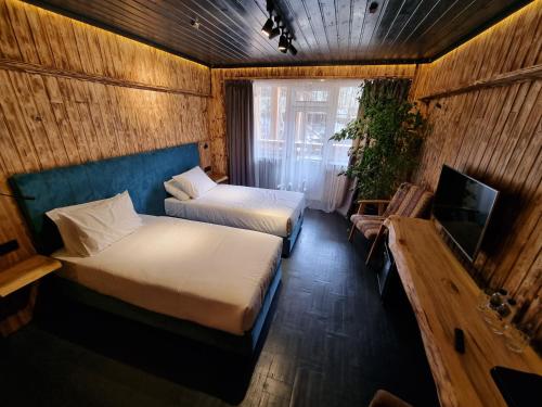 En eller flere senge i et værelse på Shymbulak Resort Hotel