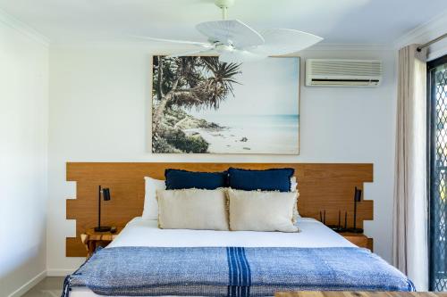 Кровать или кровати в номере Noosa Lakes Resort