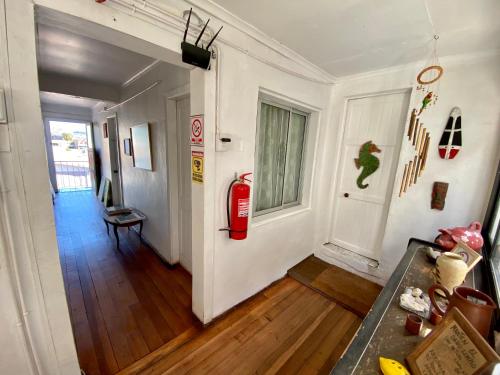 a living room with a fire hydrant on the wall at Hostal Mirenart in Valparaíso