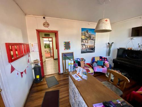a living room with a table and a couch at Hostal Mirenart in Valparaíso