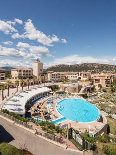 - une vue sur une grande piscine avec un complexe dans l'établissement Garden level for 5 people with sea view, à Saint-Raphaël
