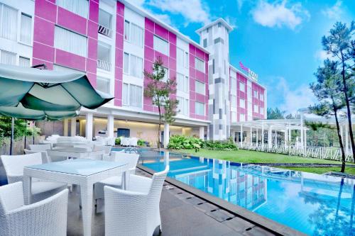 Πισίνα στο ή κοντά στο favehotel Cimanuk Garut
