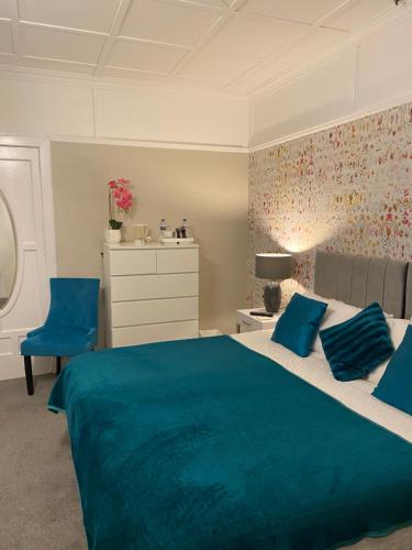 1 dormitorio con 1 cama azul y vestidor en Fox House Thirdpart Farm, en Beith