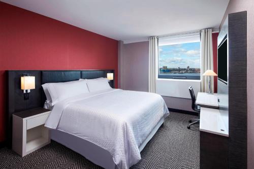 Katil atau katil-katil dalam bilik di Four Points by Sheraton Manhattan Midtown West