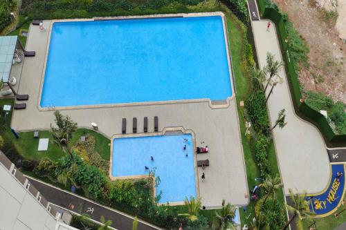 an overhead view of a large swimming pool at MORITZ INN BSD TANGERANG in Tangerang
