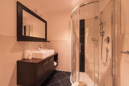 y baño con lavabo y ducha. en Thalerhof Appartement Christoph, en Verano
