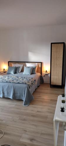 sypialnia z dużym łóżkiem i stołem w obiekcie Sanary Côté Mer w mieście Sanary-sur-Mer