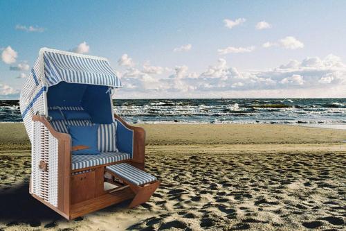 een strandstoel op het strand bij Villa Aegir 103 in Neuhof