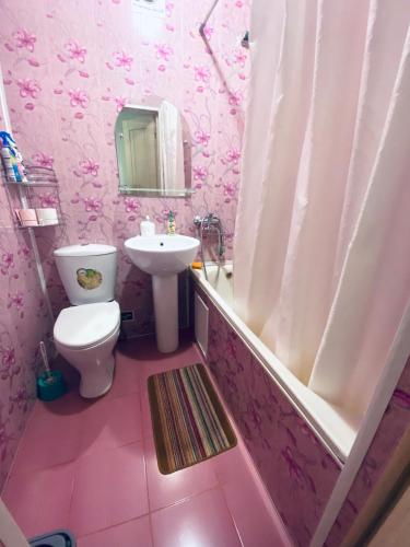 コヴロフにあるApartment on Furmanova 16のピンクのバスルーム(シンク、トイレ付)
