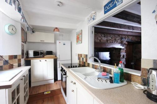 Dapur atau dapur kecil di Mariners Cottage - Waters edge Fisherman's Cottage, Harbour & Sea Views & Free Dedicated Parking