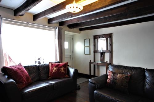 Ruang duduk di Mariners Cottage - Waters edge Fisherman's Cottage, Harbour & Sea Views & Free Dedicated Parking