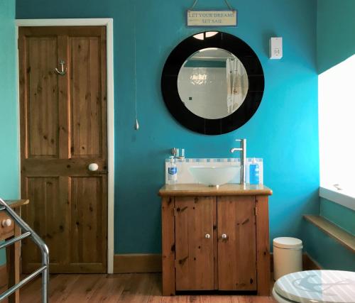 Bilik mandi di Mariners Cottage - Waters edge Fisherman's Cottage, Harbour & Sea Views & Free Dedicated Parking