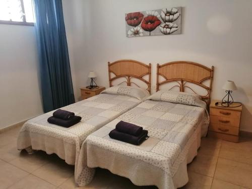 sypialnia z 2 łóżkami i ręcznikami w obiekcie 1 Bedroom Apartment with stunning sea view w Aronie