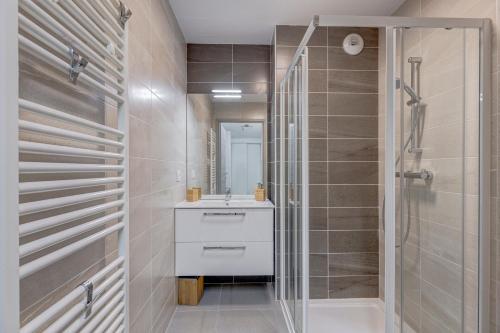 ラ・ジェッタにあるLe Torrazのバスルーム(シャワー、洗面台、トイレ付)