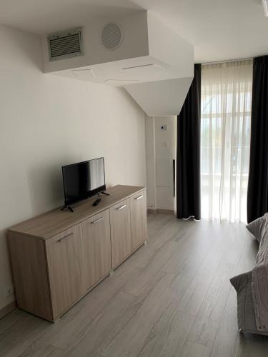 ein Wohnzimmer mit einem Flachbild-TV auf einem Schrank in der Unterkunft Casa Sigiu - La Piazza in Rieti