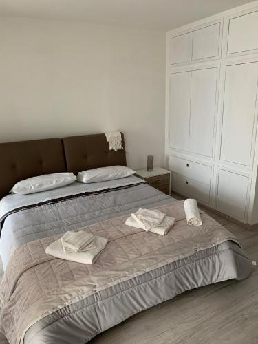 ein Schlafzimmer mit einem Bett mit zwei Handtüchern darauf in der Unterkunft Casa Sigiu - La Piazza in Rieti