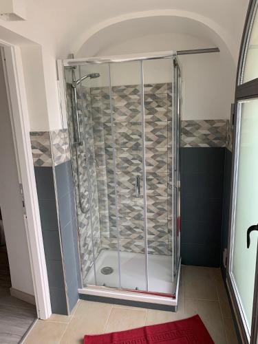 eine Dusche mit Glastür im Bad in der Unterkunft Casa Sigiu - La Piazza in Rieti