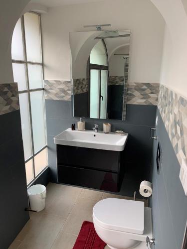 リエーティにあるCasa Sigiu - La Piazzaのバスルーム(洗面台、トイレ、鏡付)
