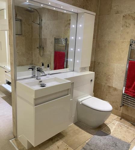 Penthouse Style Luxury 2 Bedroom House has Hot-Tub, extra fees apply photo 32