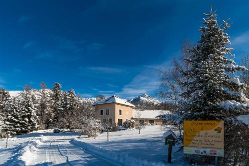 "La Combe Fleurie" Appartements & Chambres v zimě