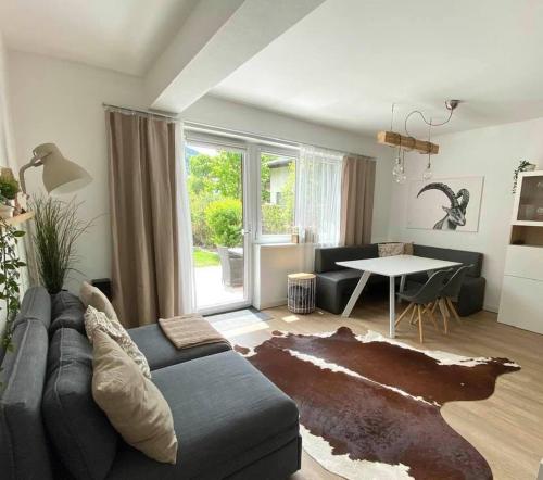 een woonkamer met een bank en een tafel bij App. Seyrl im Haus Karoline in Schladming