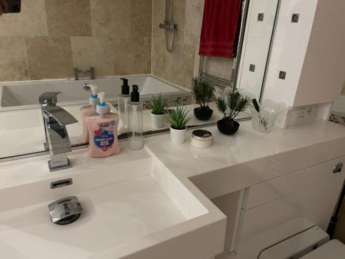 Penthouse Style Luxury 2 Bedroom House has Hot-Tub, extra fees apply photo 34