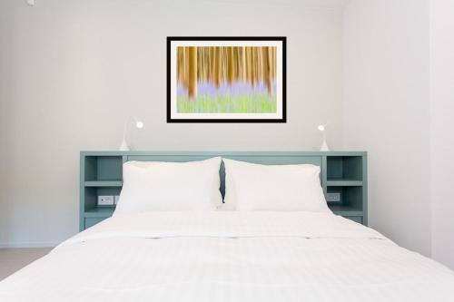 - un lit blanc avec deux oreillers dans une chambre dans l'établissement Pure & chic 2beds/2baths in centre!, à Cannes