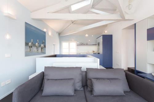 un salon avec un canapé et une cuisine dans l'établissement Top floor2 beds w/sea wiew, à Cannes