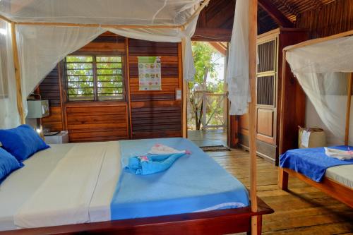 Un pat sau paturi într-o cameră la Le Moya Beach
