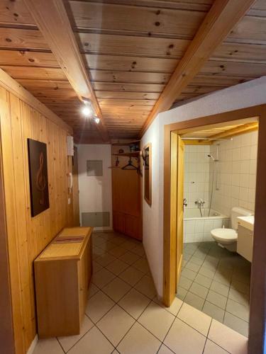uma casa de banho com um WC, um lavatório e uma banheira em Gerendacherli 15 em Schwarzsee