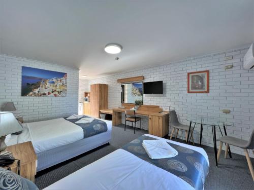 A bed or beds in a room at Albury Garden Court Motel