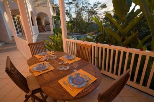 En restaurang eller annat matställe på Tobago Hibiscus Golf Villas & Appartments