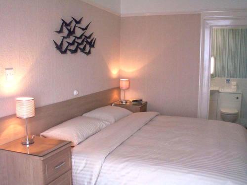 Ένα ή περισσότερα κρεβάτια σε δωμάτιο στο Eden Vale First Floor Sea View Apartment