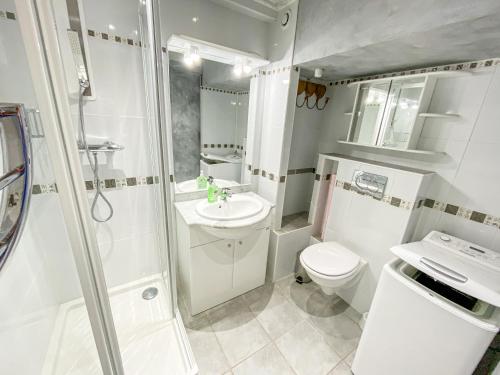 La salle de bains blanche est pourvue de toilettes et d'un lavabo. dans l'établissement Studio balcon vue Alpes pistes de ski à 5 min, à Saint-Étienne-de-Tinée